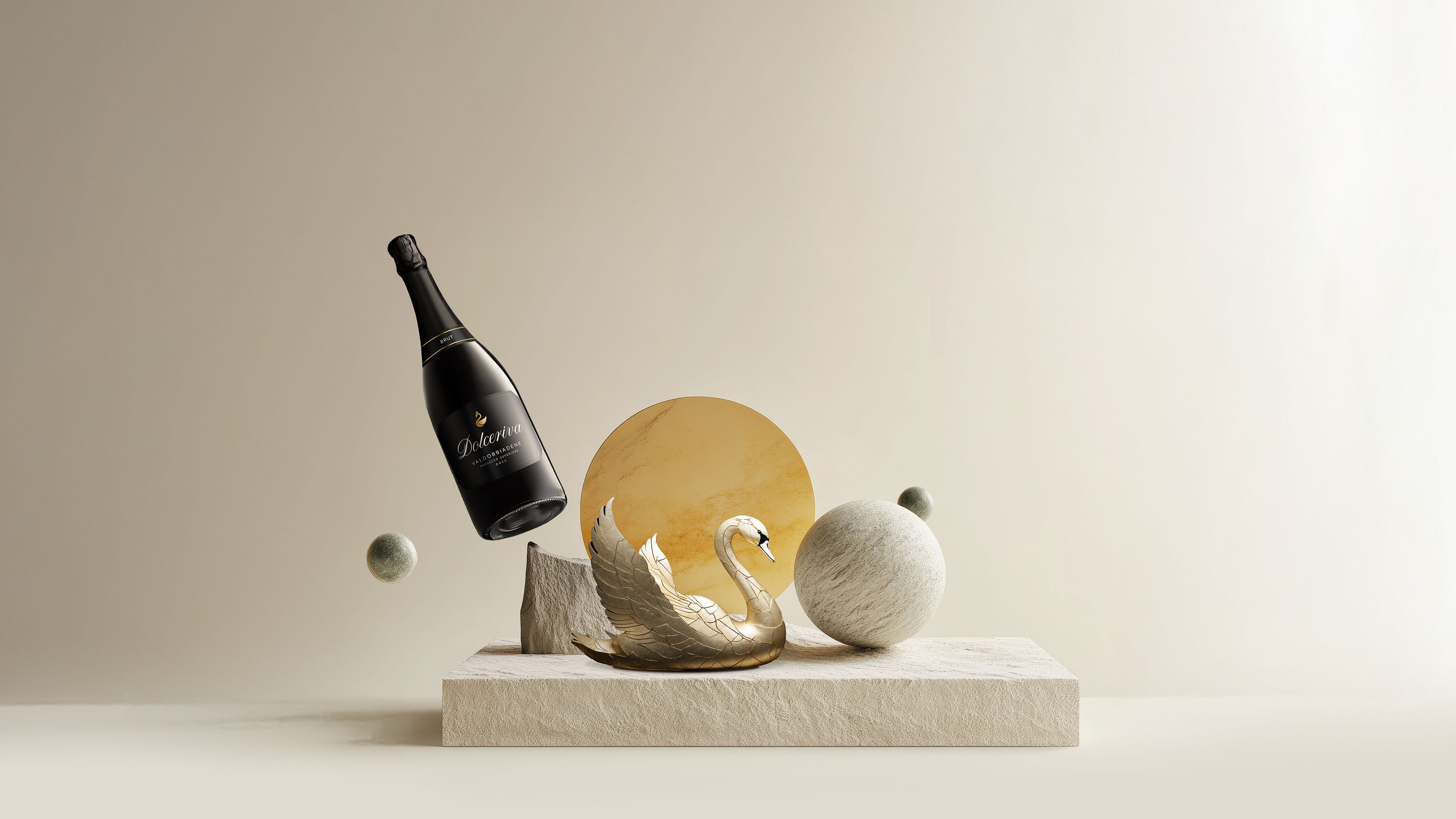 Composizione Dolceriva: bottiglia di Prosecco Superiore e dettagli scultorei su fondo neutro caldo
